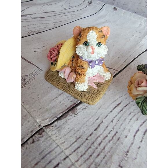 2 Kitty Resin Figures Gray Orange Tabby Cats knick Knacks In Basket Hat - Picture 3 of 9